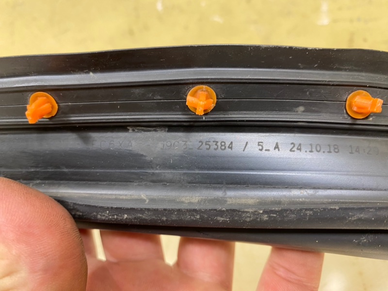 Уплотнитель двери задний правый E-Pace Уплотнитель двери задний правый E-Pace