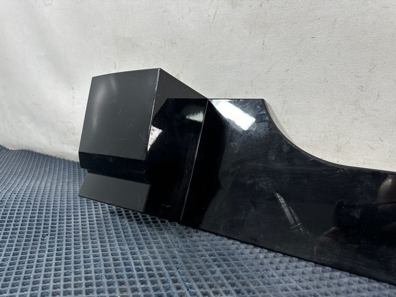 Накладка багажника задняя левая 300 1