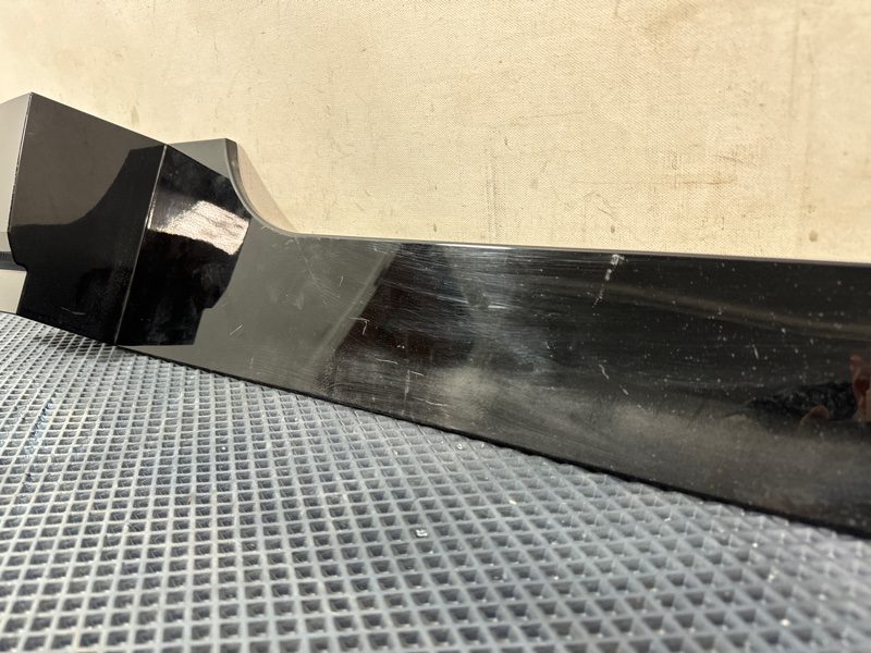 Накладка багажника задняя левая 300 1