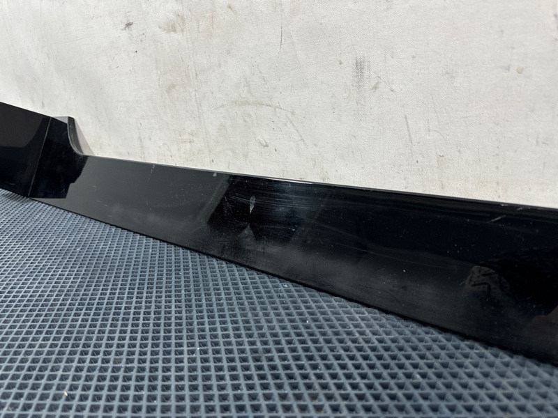 Накладка багажника задняя левая 300 1