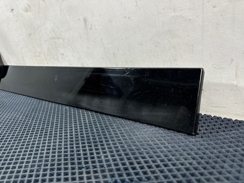 Накладка багажника задняя левая 300 1