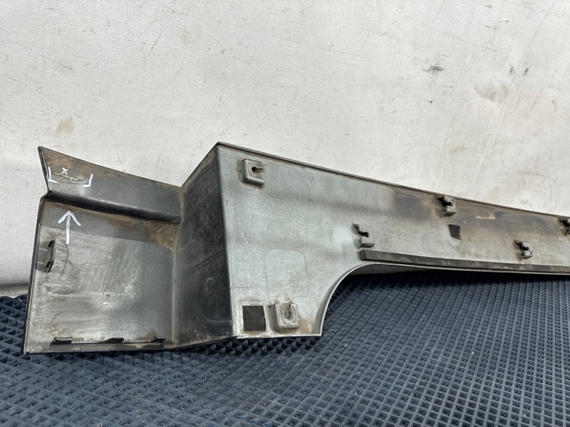 Накладка багажника задняя левая 300 1