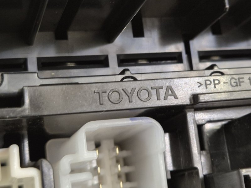 Блок предохранителей левый Toyota Camry V70