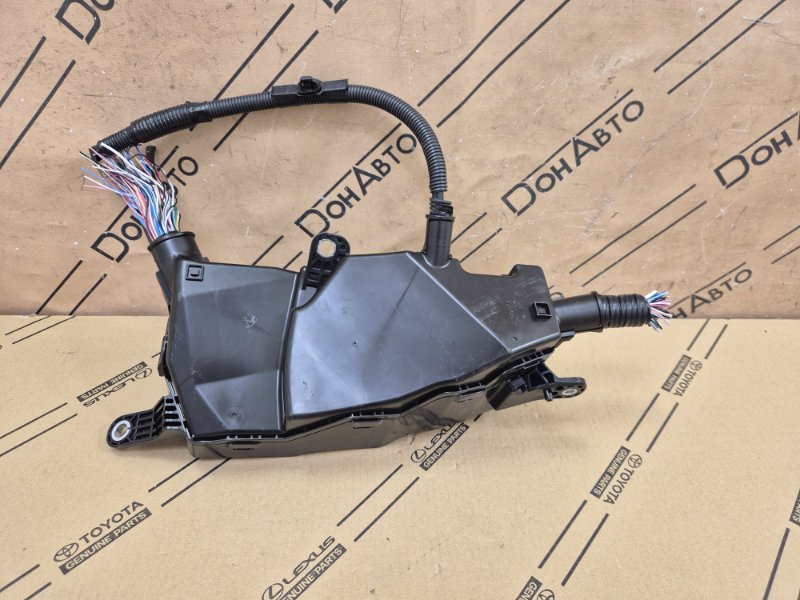 Блок предохранителей левый Camry V70