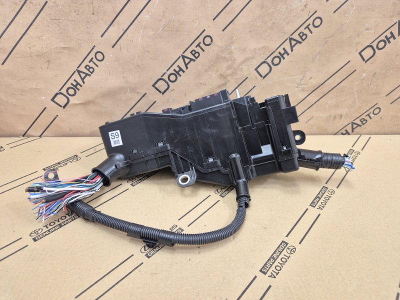 Блок предохранителей левый Camry V70