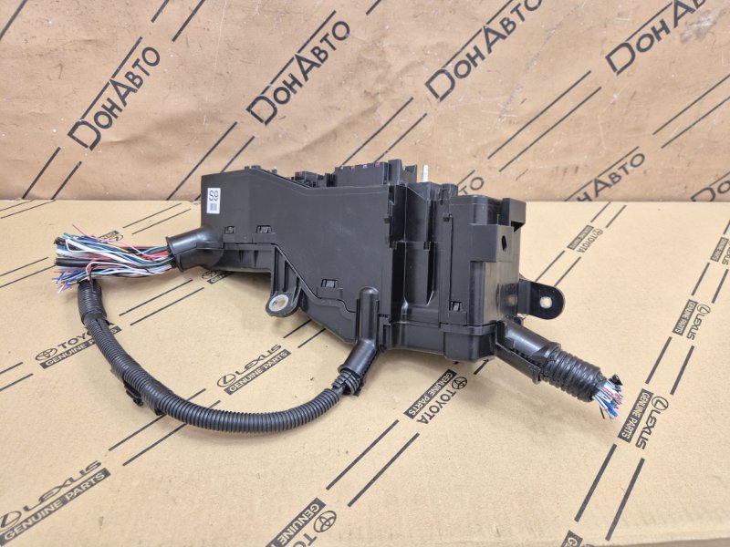 Блок предохранителей левый Camry V70