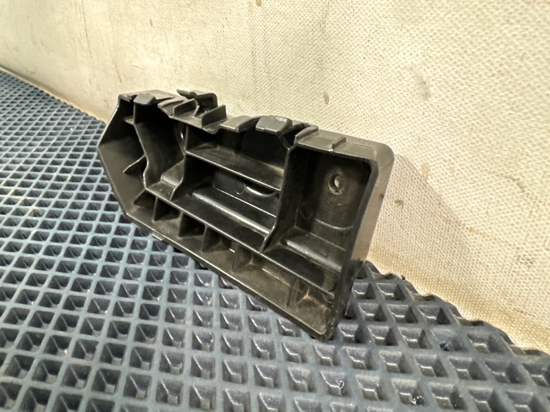 Кронштейн бампера задний левый VX 1 Кронштейн бампера задний левый VX 1