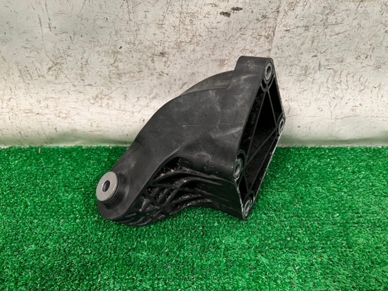 Кронштейн опоры двигателя правый GLE 166 OM642