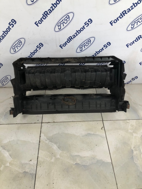 Дефлектор радиатора Discovery 2004-2009 LR3 Дефлектор радиатора Discovery 2004-2009 LR3