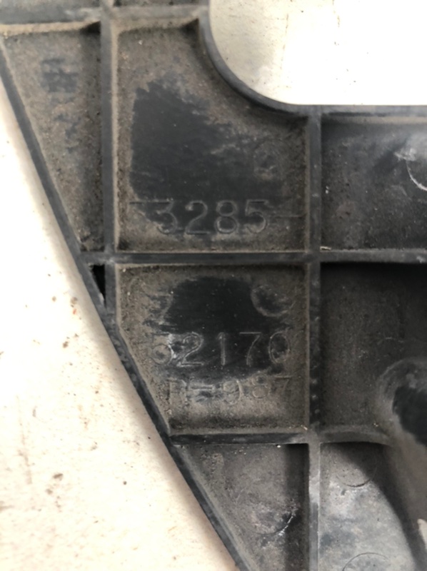 Дефлектор радиатора правый Yaris 2005-2009 XP90