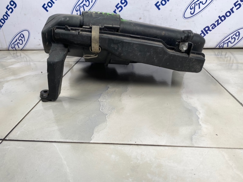 Корпус воздушного фильтра IS200 1999 GXE10 2.0 (1G-FE)