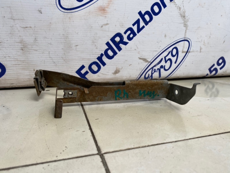 Кронштейн бампера передний правый Mercedes-Benz C-Class 2007-2011 W204 A2045241440 контрактная