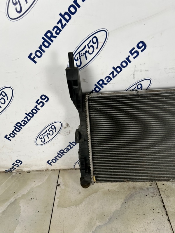 Радиатор ДВС Ford Focus 3 CB8