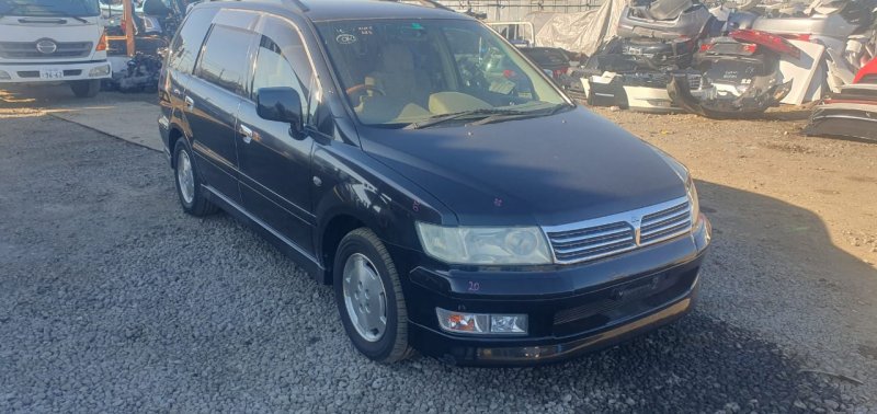 Mitsubishi Chariot Grandis 2001.