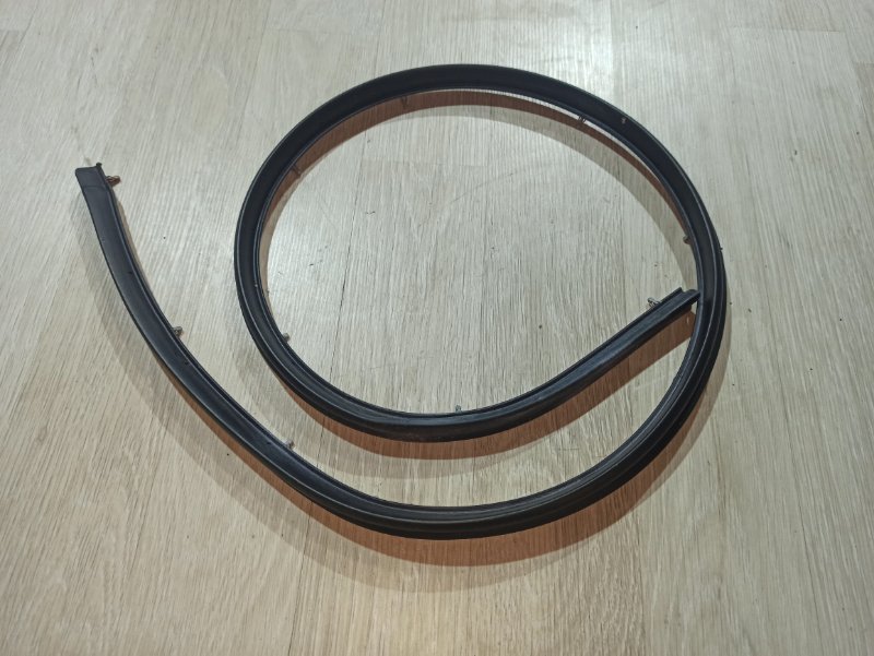 Уплотнительная резинка Nissan Qashqai J10 HR16DE 2013 задняя левая (б/у)