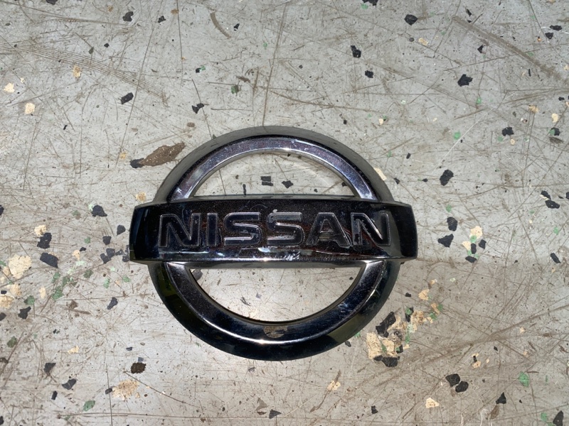Эмблема Nissan Primera P12 ЛИФТБЕК QG18DE передняя (б/у)