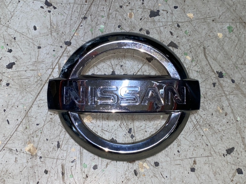Эмблема Nissan Primera P12 ЛИФТБЕК QG18DE 2003 передняя (б/у)