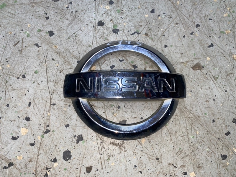 Эмблема Nissan Primera P12 QG18DE 2005 передняя (б/у)