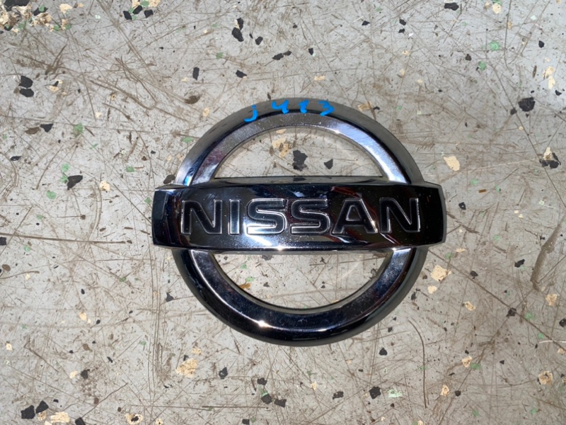 Эмблема Nissan Primera P12 УНИВЕРСАЛ QG18DE 2006 передняя (б/у)
