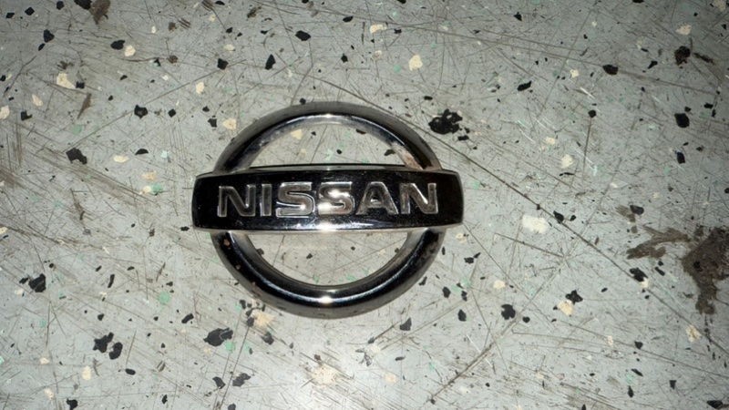 Эмблема Nissan Primera P12 QG18DE 2006 задняя (б/у)