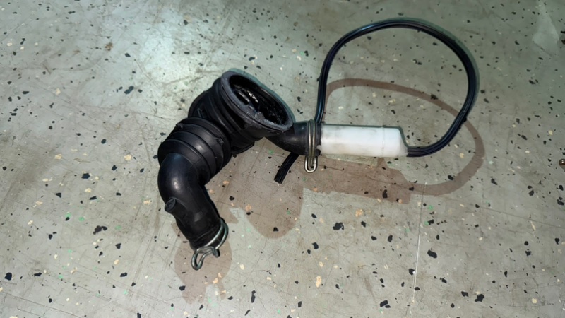 Патрубок сливной стиральной машины Bosch WLF 20261 (б/у) Патрубок сливной стиральной машины Bosch WLF 20261 (б/у)