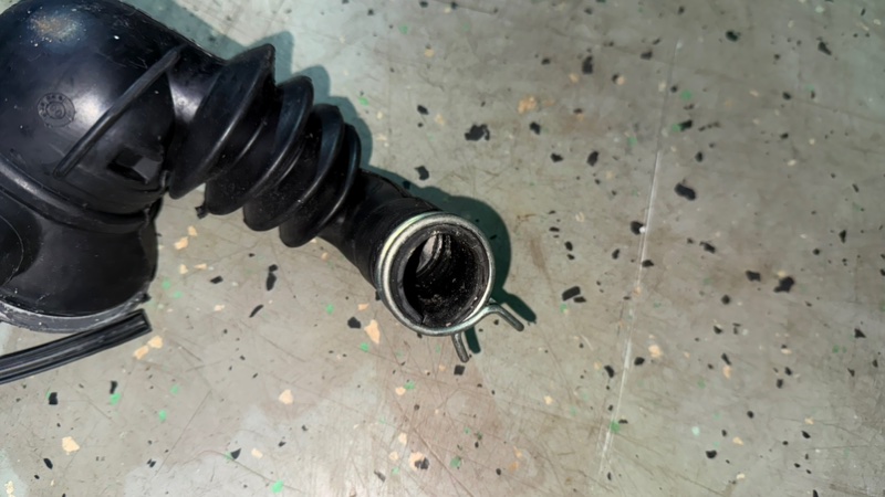 Патрубок сливной стиральной машины Bosch WLF 20261 (б/у) Патрубок сливной стиральной машины Bosch WLF 20261 (б/у)