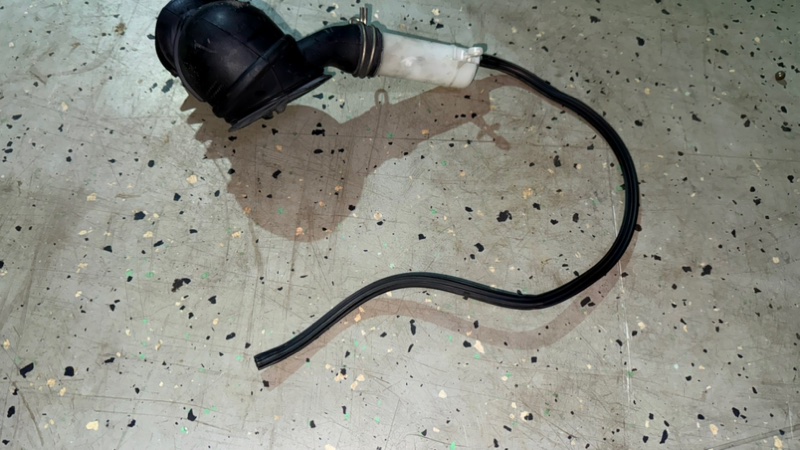 Патрубок сливной стиральной машины Bosch WLF 20261 (б/у) Патрубок сливной стиральной машины Bosch WLF 20261 (б/у)