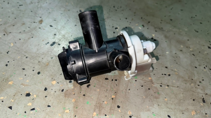 Сливной насос (помпа) стиральной машины Bosch WLF 20261 (б/у) Сливной насос (помпа) стиральной машины Bosch WLF 20261 (б/у)