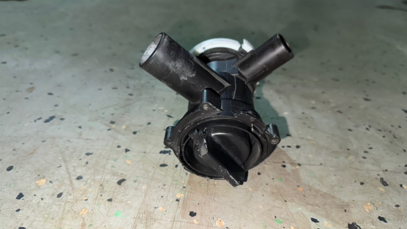 Сливной насос (помпа) стиральной машины Bosch WLF 20261 (б/у) Сливной насос (помпа) стиральной машины Bosch WLF 20261 (б/у)