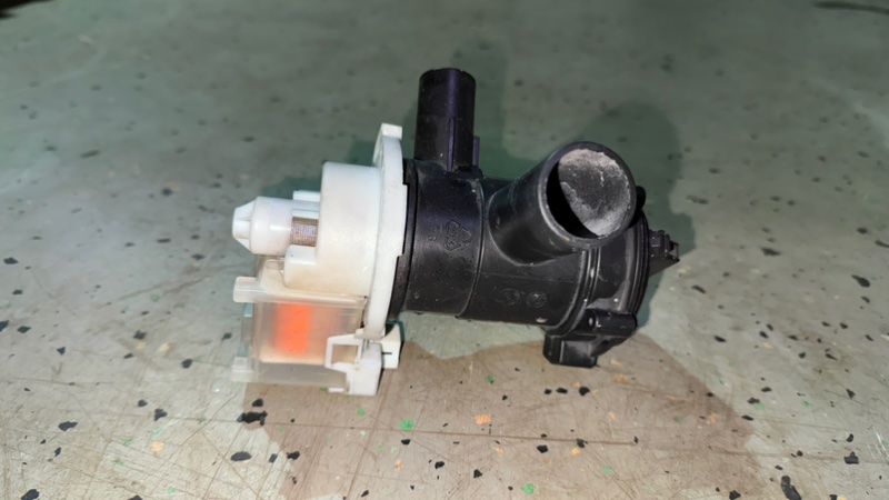 Сливной насос (помпа) стиральной машины Bosch WLF 20261 (б/у) Сливной насос (помпа) стиральной машины Bosch WLF 20261 (б/у)