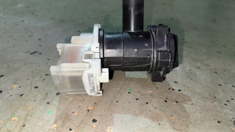 Сливной насос (помпа) стиральной машины Bosch WLF 20261 (б/у) Сливной насос (помпа) стиральной машины Bosch WLF 20261 (б/у)