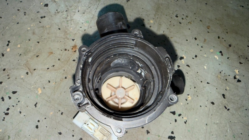 Сливной насос (помпа) стиральной машины Bosch WLF 20261 (б/у) Сливной насос (помпа) стиральной машины Bosch WLF 20261 (б/у)