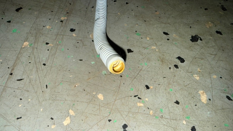 Патрубок заливной стиральной машины Bosch WLF 20261 (б/у) Патрубок заливной стиральной машины Bosch WLF 20261 (б/у)