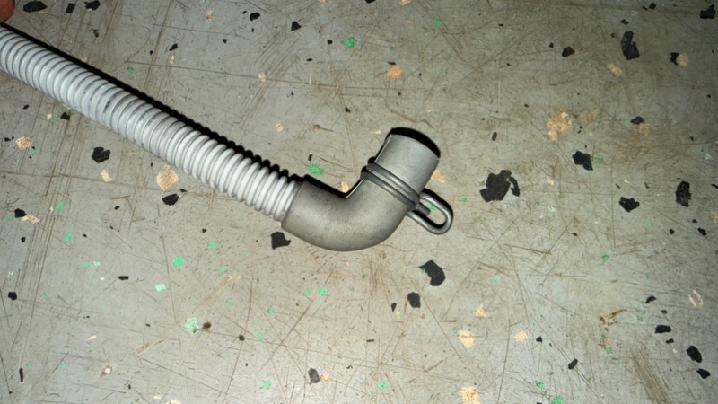 Патрубок заливной стиральной машины Bosch WLF 20261 (б/у) Патрубок заливной стиральной машины Bosch WLF 20261 (б/у)