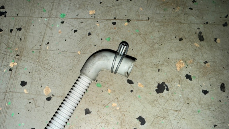 Патрубок заливной стиральной машины Bosch WLF 20261 (б/у) Патрубок заливной стиральной машины Bosch WLF 20261 (б/у)