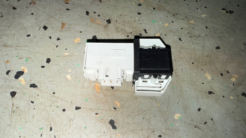 Замок люка (убл) стиральной машины Bosch WLF 20261 (б/у) Замок люка (убл) стиральной машины Bosch WLF 20261 (б/у)