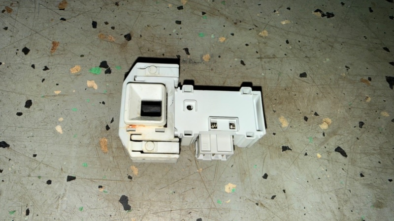 Замок люка (убл) стиральной машины Bosch WLF 20261 (б/у) Замок люка (убл) стиральной машины Bosch WLF 20261 (б/у)