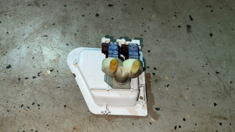 Клапан стиральной машины Bosch WLF 20261 (б/у) Клапан стиральной машины Bosch WLF 20261 (б/у)