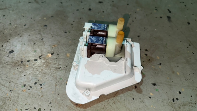 Клапан стиральной машины Bosch WLF 20261 (б/у) Клапан стиральной машины Bosch WLF 20261 (б/у)