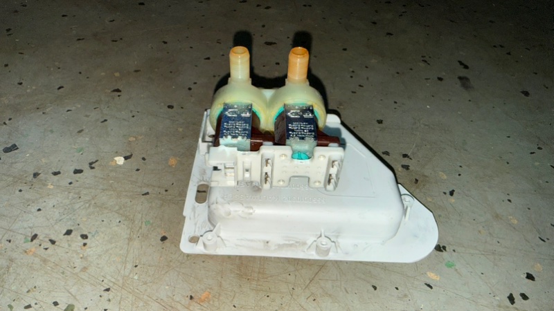 Клапан стиральной машины Bosch WLF 20261 (б/у) Клапан стиральной машины Bosch WLF 20261 (б/у)