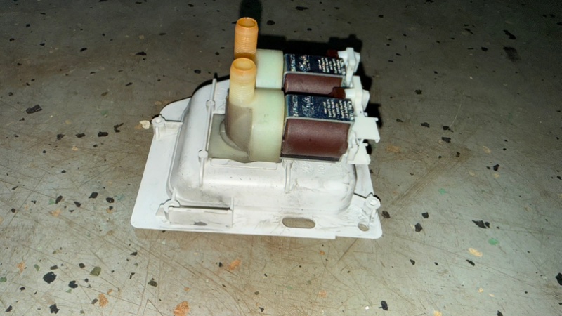 Клапан стиральной машины Bosch WLF 20261 (б/у) Клапан стиральной машины Bosch WLF 20261 (б/у)