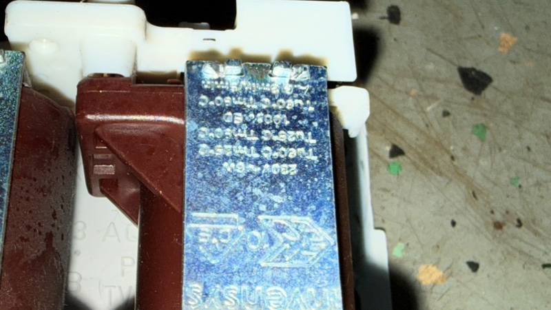 Клапан стиральной машины Bosch WLF 20261 (б/у) Клапан стиральной машины Bosch WLF 20261 (б/у)