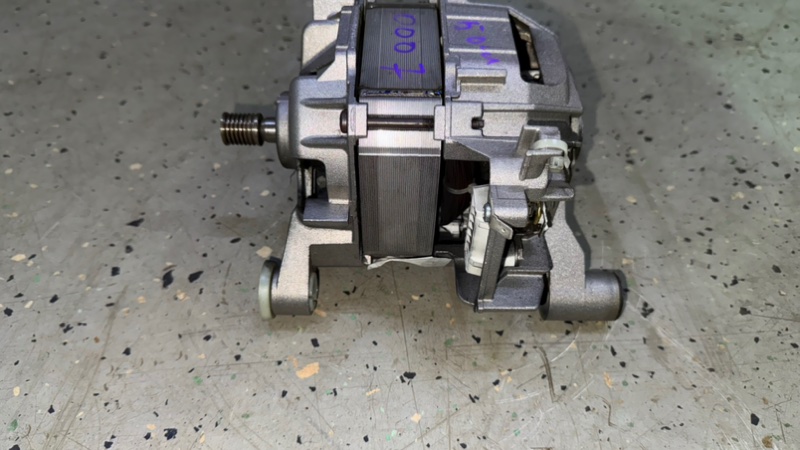 Двигатель (мотор) стиральной машины Bosch WLF 20261 (б/у) Двигатель (мотор) стиральной машины Bosch WLF 20261 (б/у)