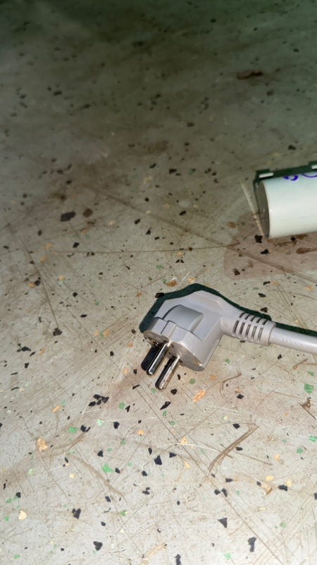 Фильтр сетевой стиральной машины Haier HW70-BP12969A (б/у) Фильтр сетевой стиральной машины Haier HW70-BP12969A (б/у)