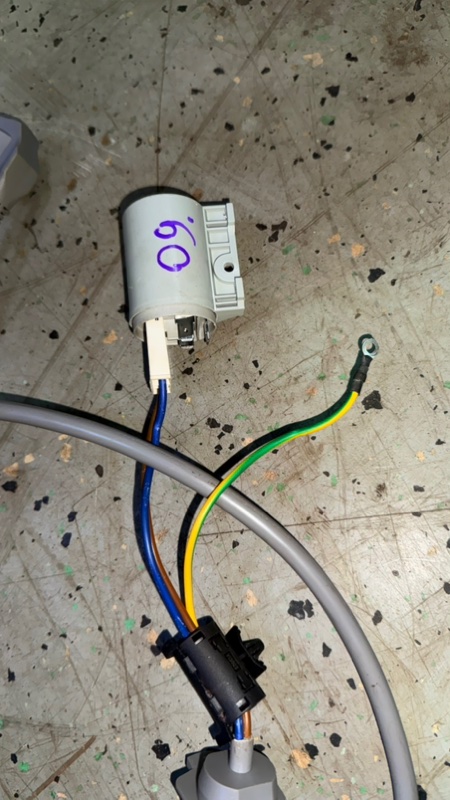 Фильтр сетевой стиральной машины Haier HW70-BP12969A (б/у) Фильтр сетевой стиральной машины Haier HW70-BP12969A (б/у)