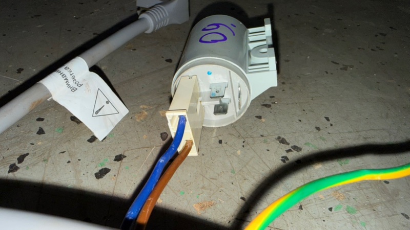 Фильтр сетевой стиральной машины Haier HW70-BP12969A (б/у) Фильтр сетевой стиральной машины Haier HW70-BP12969A (б/у)