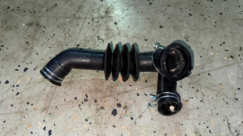 Патрубок сливной стиральной машины Haier HW70-BP12969A (б/у) Патрубок сливной стиральной машины Haier HW70-BP12969A (б/у)