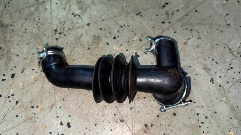 Патрубок сливной стиральной машины Haier HW70-BP12969A (б/у) Патрубок сливной стиральной машины Haier HW70-BP12969A (б/у)