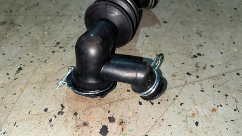 Патрубок сливной стиральной машины Haier HW70-BP12969A (б/у) Патрубок сливной стиральной машины Haier HW70-BP12969A (б/у)