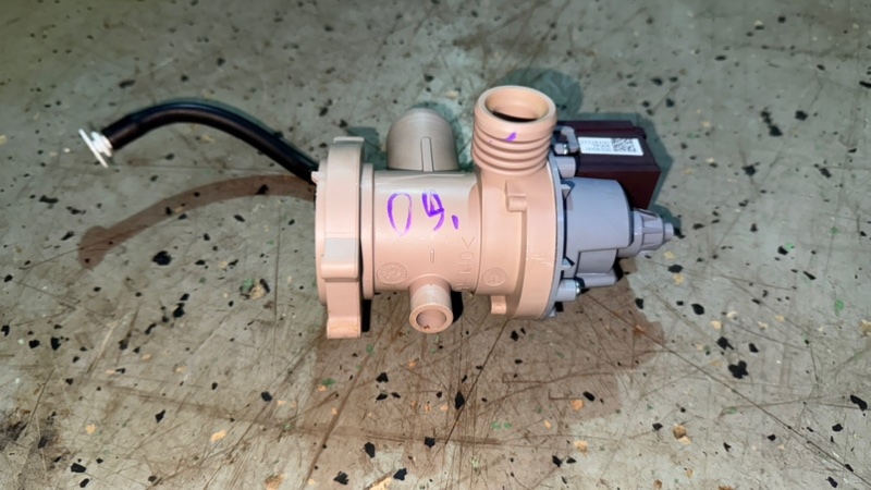 Сливной насос (помпа) стиральной машины Haier HW70-BP12969A (б/у) Сливной насос (помпа) стиральной машины Haier HW70-BP12969A (б/у)